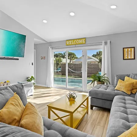 Luxurious Beach House, Private Heated Pool, Dedicated Office, Mins Walk To Beach & Shops